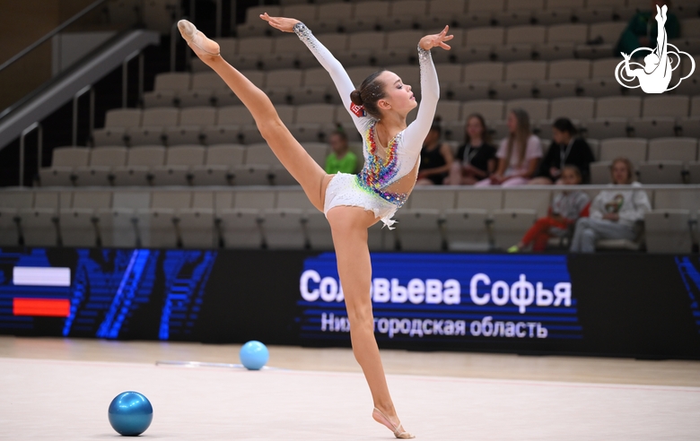 Софья Соловьева во время упражнения с мячом