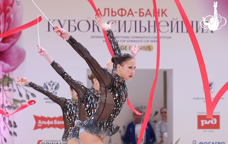 Групповички ЦХГ «Жемчужина» из Санкт-Петербурга во время упражнения с лентами