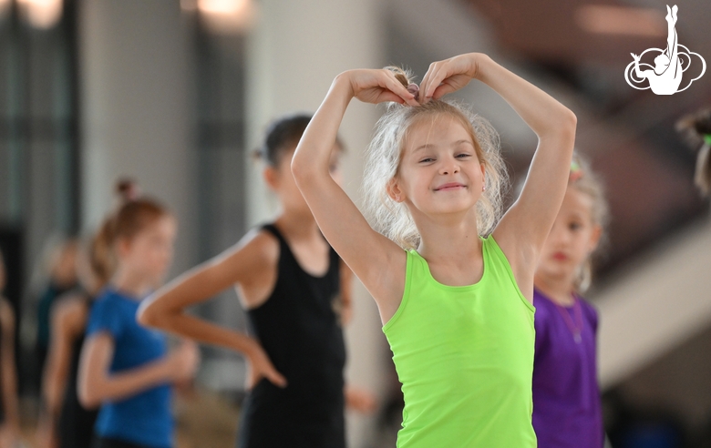 Гимнастка во время занятия на учебно-тренировочных сборах в Академии