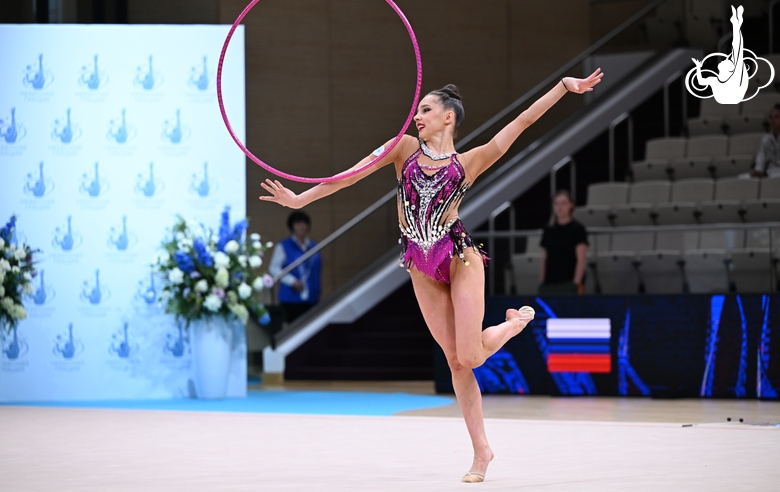 Мария Борисова во время выполнения упражнения с обручем на всероссийском турнире «Кубок "Небесная грация"»