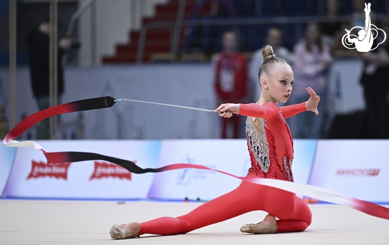 Агния Краева во время упражнения с лентой