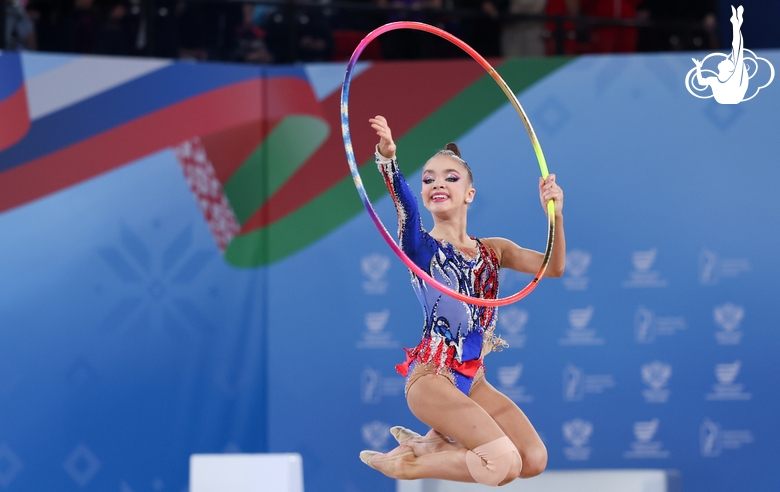 Ксения Савинова во время упражнения с обручем