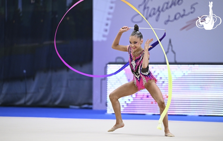 Ксения Савинова во время упражнения с лентой