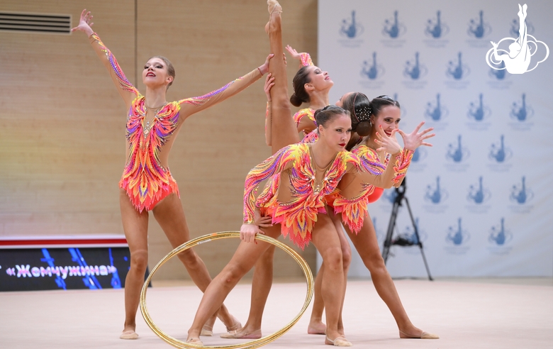 Групповички во время упражнения с обручами