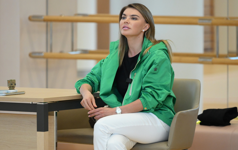 24 мая 2025 года. Олимпийская чемпионка Алина Кабаева контролирует подготовку наших гимнасток к международным соревнованиям Evgeniya Cup