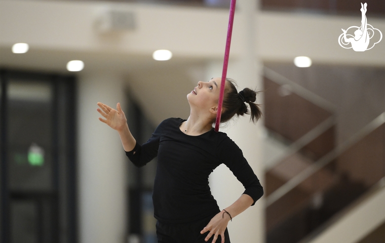 Мария Борисова во время упражнения с обручем