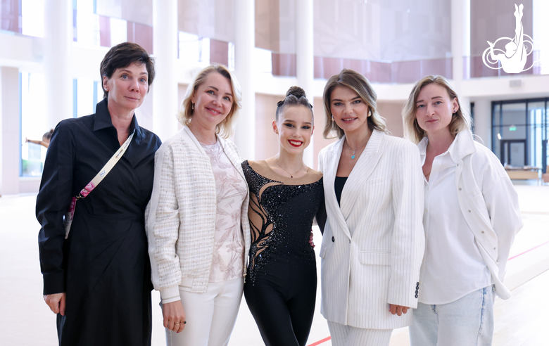 Хореограф фестиваля «Алина» Ирина Зеновка, тренер Ирина Гусарова, гимнастка Академии Мария Борисова, олимпийская чемпионка Алина Кабаева и хореограф Елена Егорова на этапе «Кубка сильнейших» в Академии