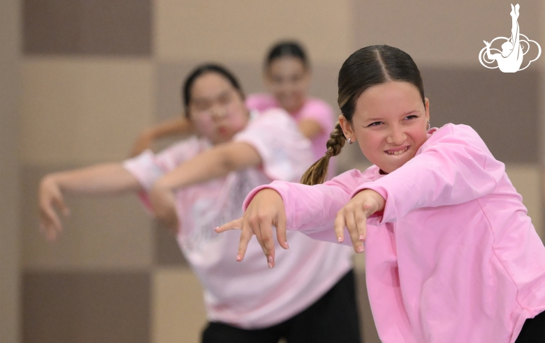 Участницы интенсива студии танца Аллы Духовой TODES во время флешмоба