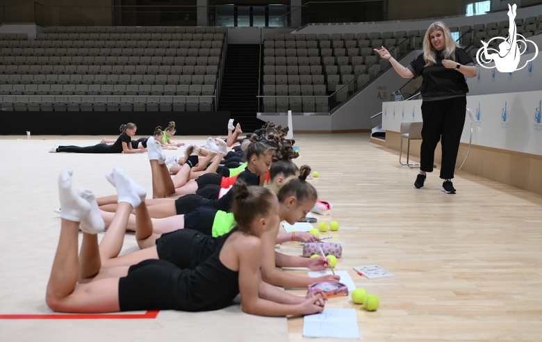 Психолог Ирина Козырь с гимнастками во время занятия на учебно-тренировочных сборах в Академии