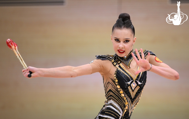 Мария Борисова во время упражнения с булавами