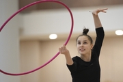 Мария Борисова во время упражнения с обручем