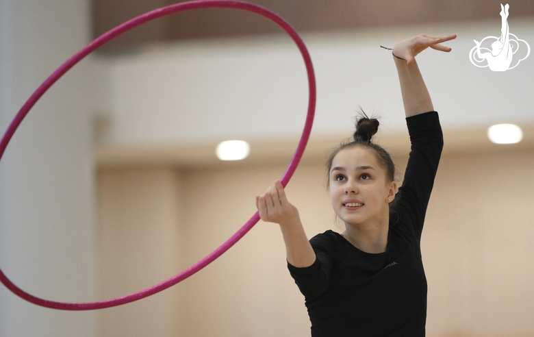 Мария Борисова во время упражнения с обручем