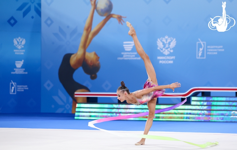 Яна Заикина во время упражнения с лентой