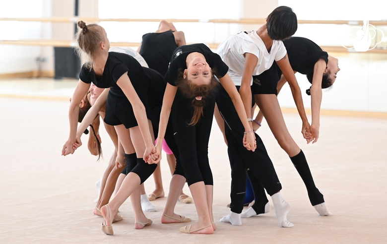 Хореограф Екатерина Белова и воспитанницы Академии во время занятия хореографией