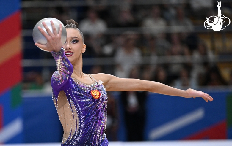 Виктория Беспалова во время упражнения с мячом