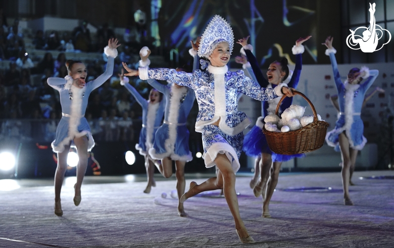 Номер со Снегурочками на гала-концерте турнира «Небесная грация»