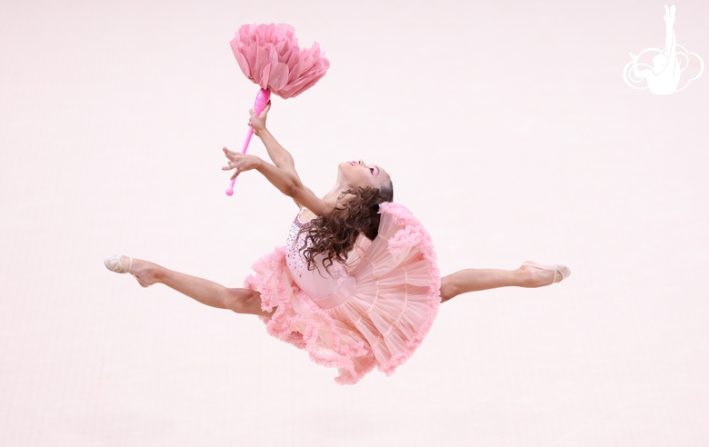 Юная гимнастка во время выступления