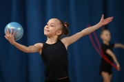 Вероника Малинина во время упражнения с мячом на опробовании ковра в Академии единоборств