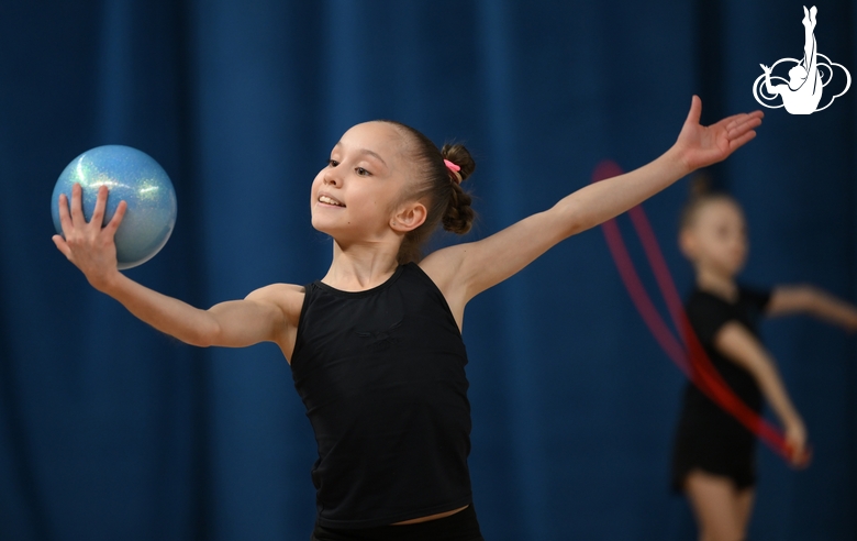 Вероника Малинина во время упражнения с мячом на опробовании ковра в Академии единоборств