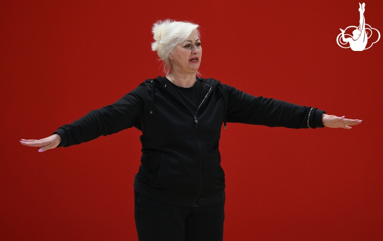 Заслуженный тренер России Ирина Савкина во время занятия