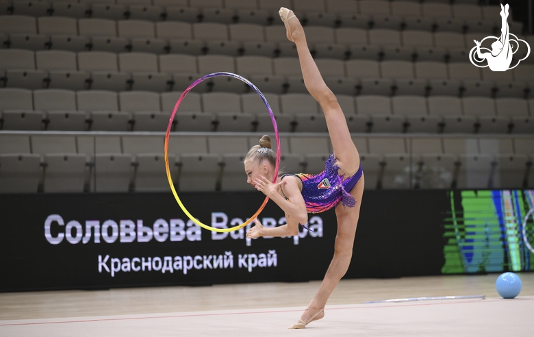 Варвара Соловьева во время упражнения с обручем