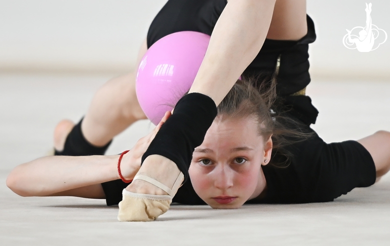 Яна Заикина во время упражнения с мячом