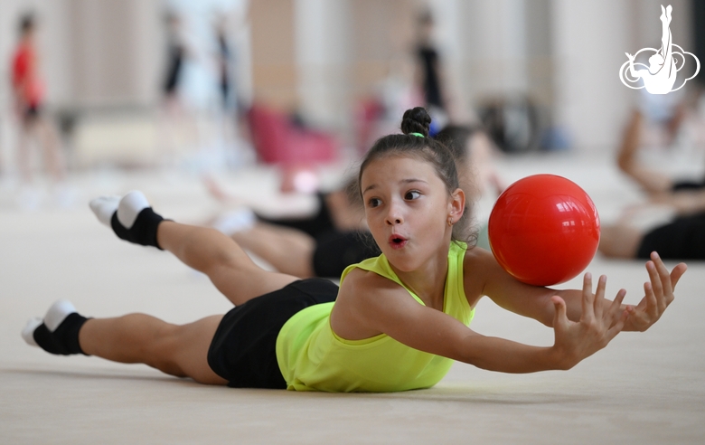 Гимнастка во время занятия на учебно-тренировочных сборах в Академии