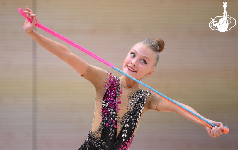 Гимнастка во время упражнения со скакалкой