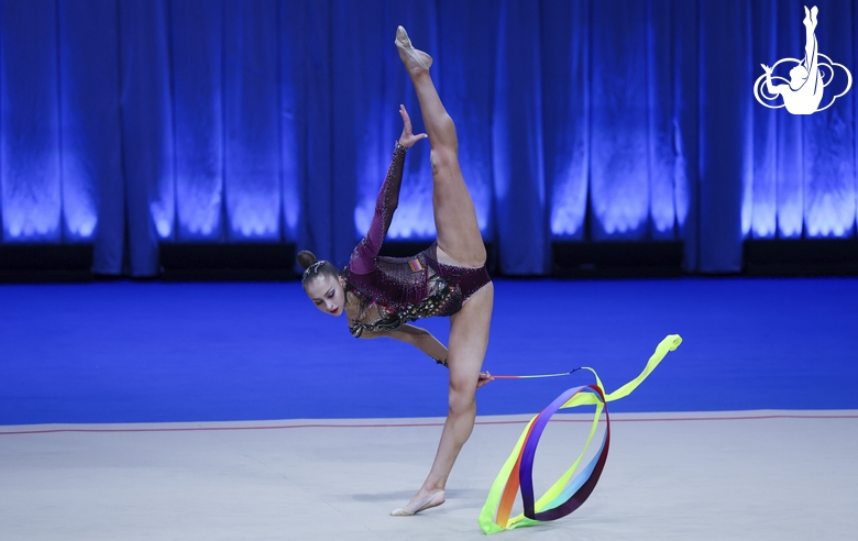 Сильва Саргсян во время упражнения с лентой