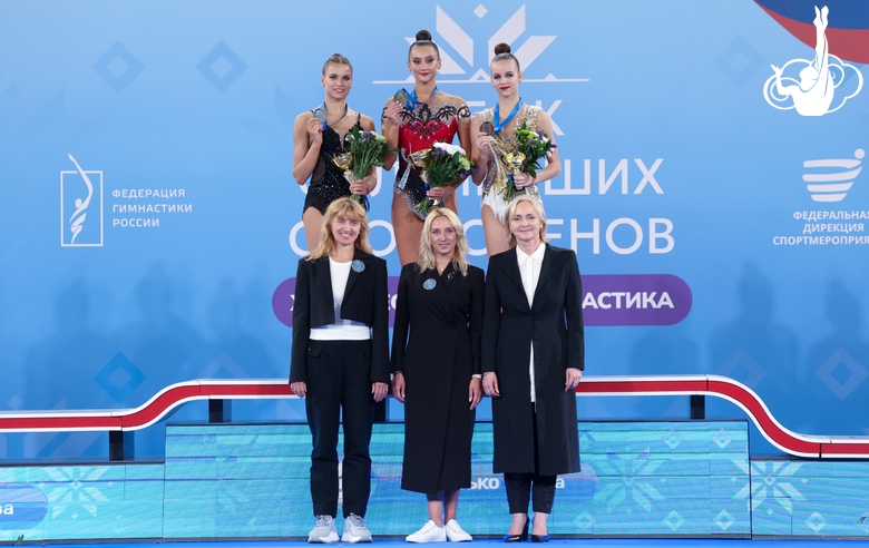 Пьедестал финала в упражнении с лентой среди сениорок