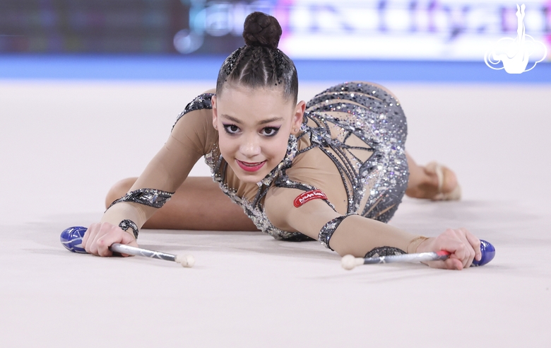 Ульяна Янус во время упражнения с булавами