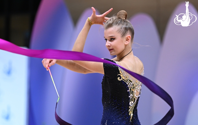 Александра Борисова во время выполнения упражнения с лентой на всероссийском турнире «Кубок "Небесная грация"»