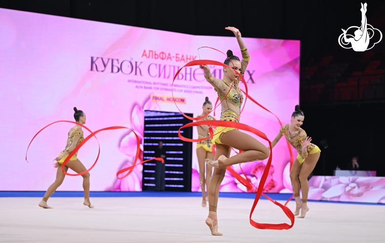 Групповички из Сириуса во время упражнения с лентами