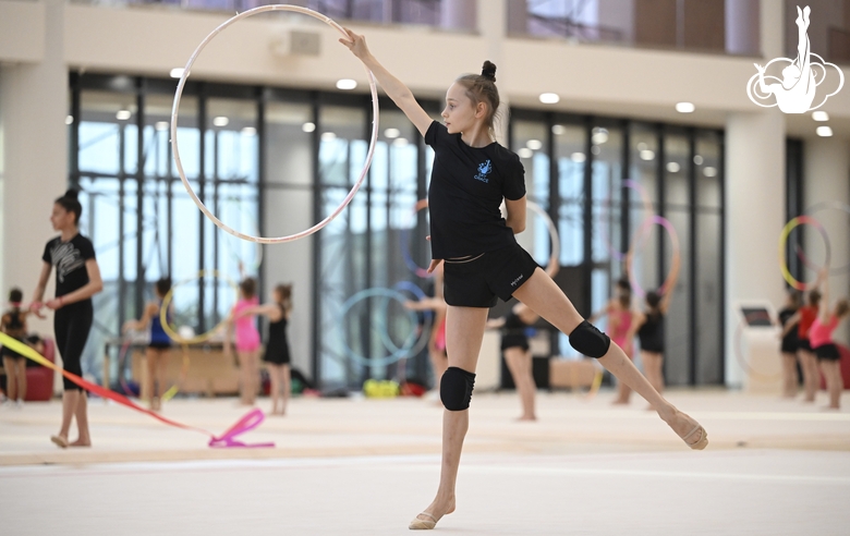 Яна Заикина во время упражнения с обручем