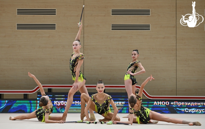 Гимнастки во время упражнения с булавами на турнире в Сириусе