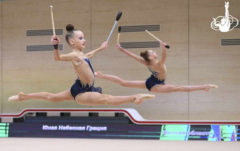 Групповички Омской области во время упражнения с булавами