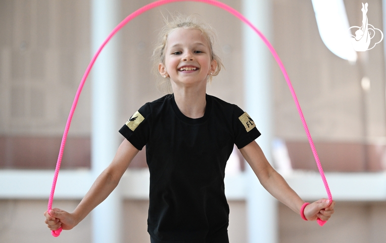 Гимнастка из «Амурского тигра» во время упражнения со скакалкой