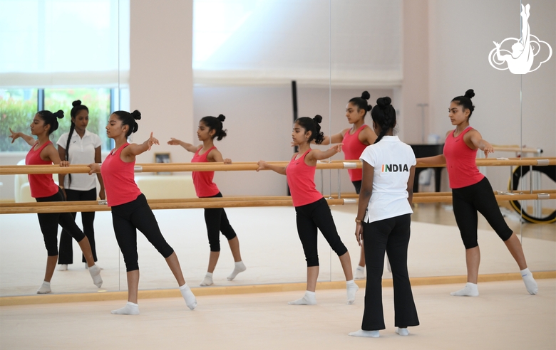 Тренер Пуджа Сурве и гимнастки во время хореографии