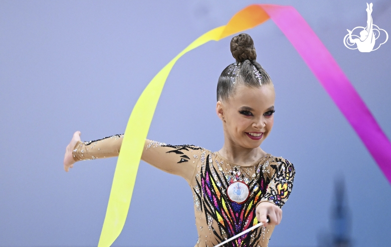 Лия Родионова во время упражнения с лентой