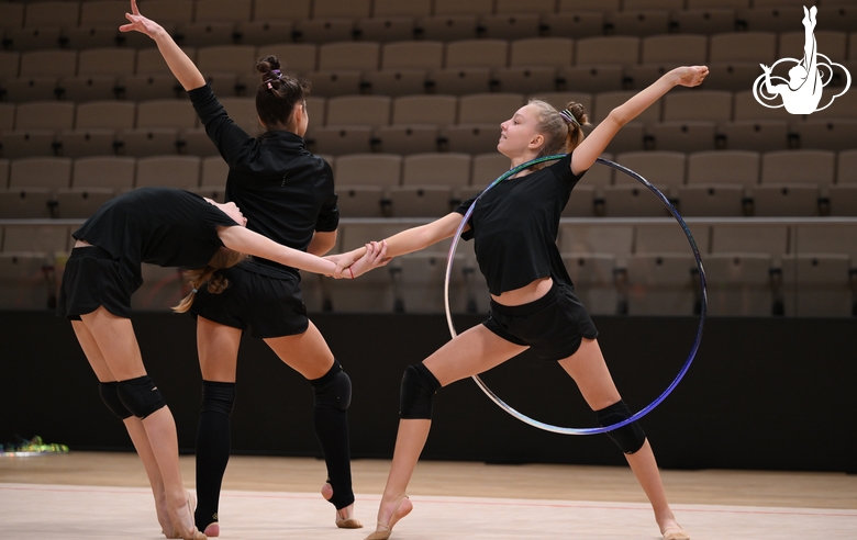 Гимнастки во время упражнения с обручами на опробовании ковра в Академии художественной гимнастики «Небесная грация» Алины Кабаевой