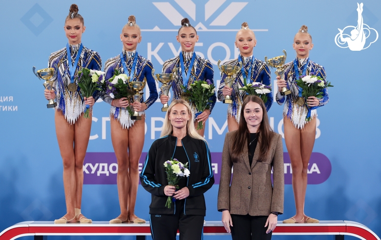 Команда сборной РФ — «Небесной грации» во время церемонии награждения