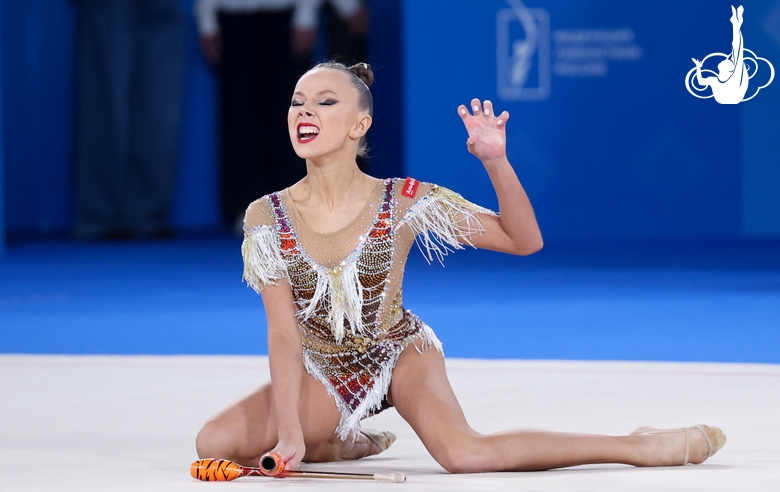 Кристина Дюпина во время упражнения с булавами