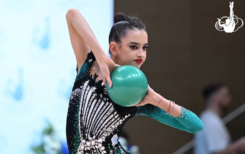 Анна Вакуленко во время выполнения упражнения с мячом на всероссийском турнире «Кубок "Небесная грация"»