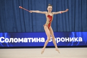 Вероника Соломатина во время упражнения с булавами в Академии единоборств