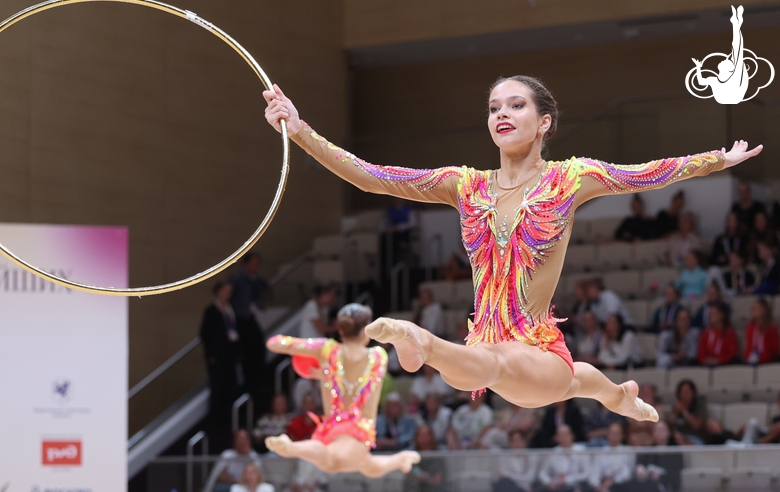 Групповички ЦХГ «Жемчужина» из Санкт-Петербурга во время упражнения с обручами и мячами