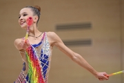 Гимнастка во время упражнения с булавами в Академии художественной гимнастики «Небесная грация» Алины Кабаевой