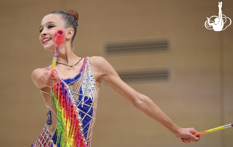 Гимнастка во время упражнения с булавами в Академии художественной гимнастики «Небесная грация» Алины Кабаевой