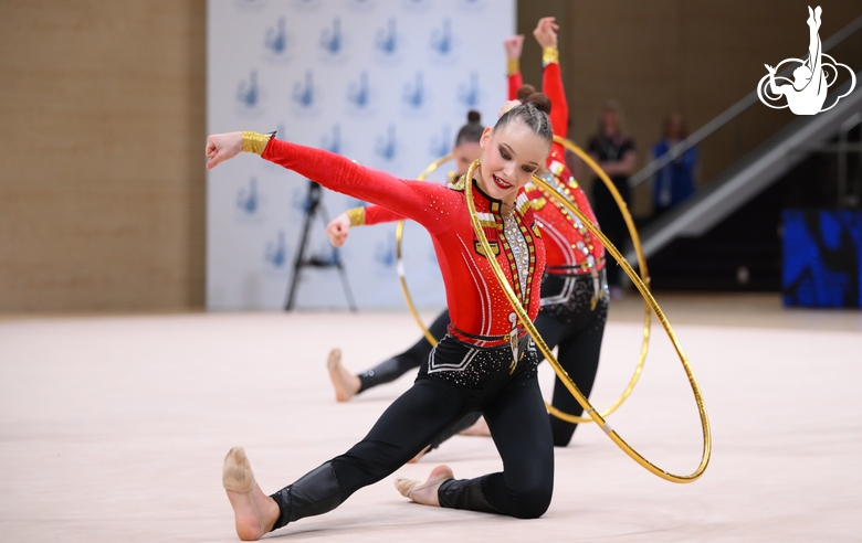 Групповички во время упражнения с обручем