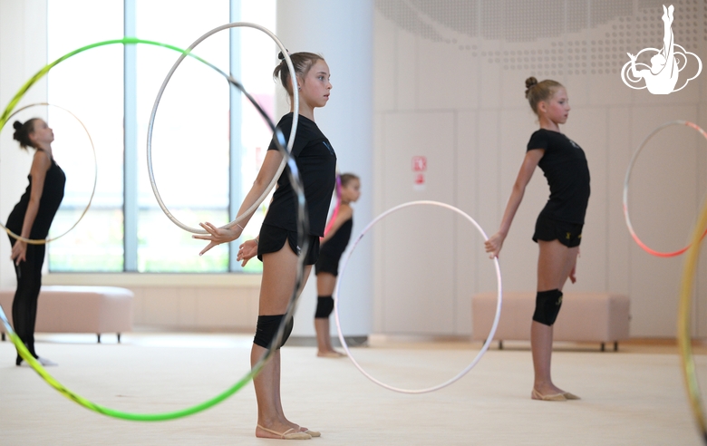 Гимнастки на занятии во время восстановительных сборов в Академии