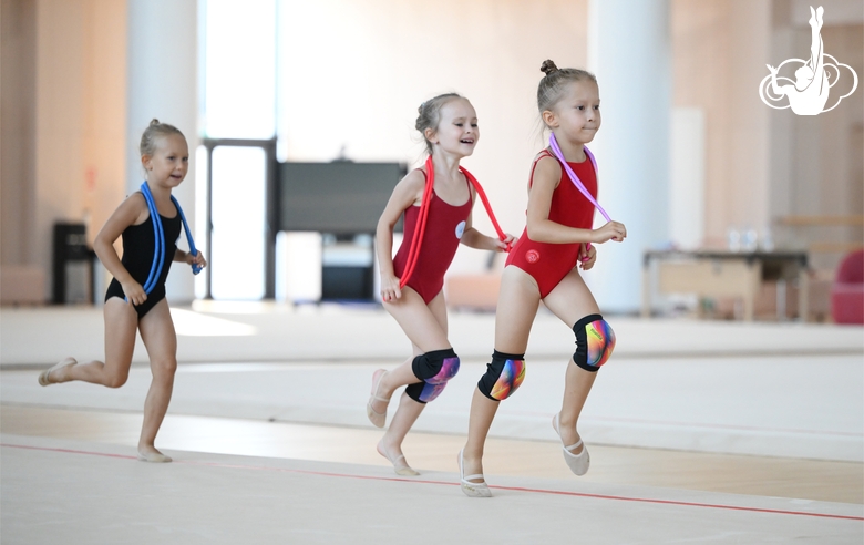 Юные гимнастки во время тренировки